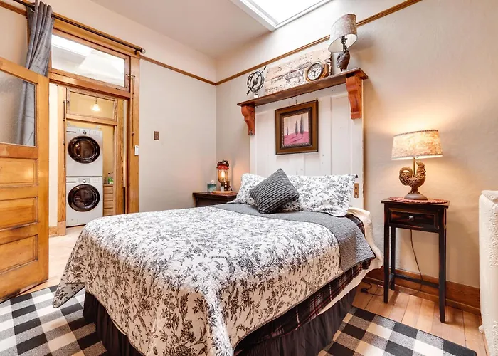 Vintage Downtown W/ Deck! Appartement Laramie