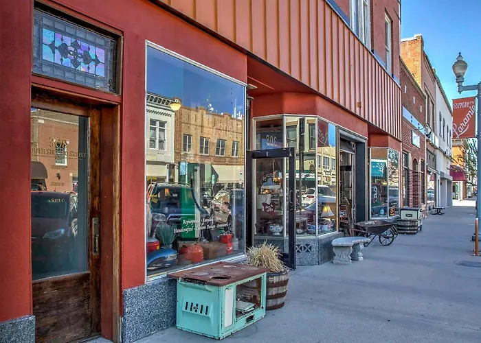 Vintage Downtown W/ Deck! *